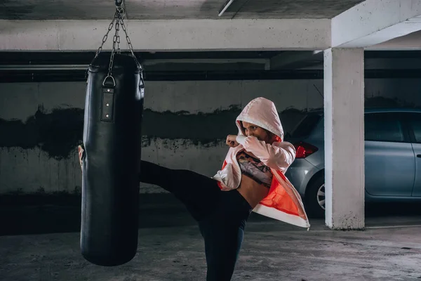 Joven Deportista Haciendo Patada Alta Durante Ejercicio Boxeo Garaje —  Fotos de Stock