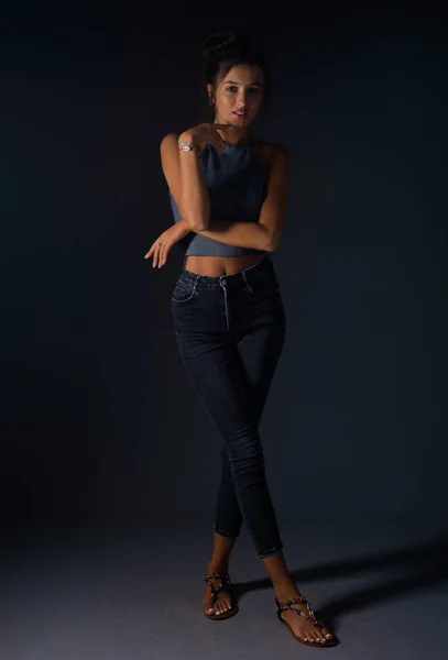 Portrait Modèle Féminin Posant Jean Denim Tendance Sur Fond Noir — Photo