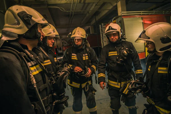 Grupo Bomberos Con Uniforme Dentro Estación Bomberos Preparándose Para Rescate —  Fotos de Stock