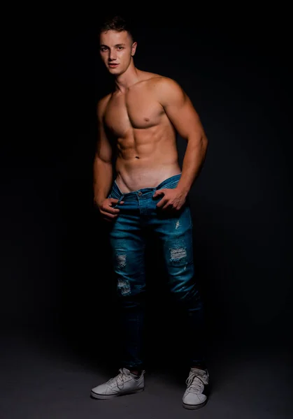 Torso Tiro Cara Sem Camisa Legal Vestindo Jeans Azul Moda — Fotografia de Stock