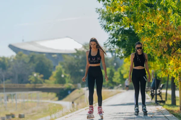 Dwie Piękne Kobiety Sportowej Jazdy Rolkach Parku Słoneczny Dzień — Zdjęcie stockowe