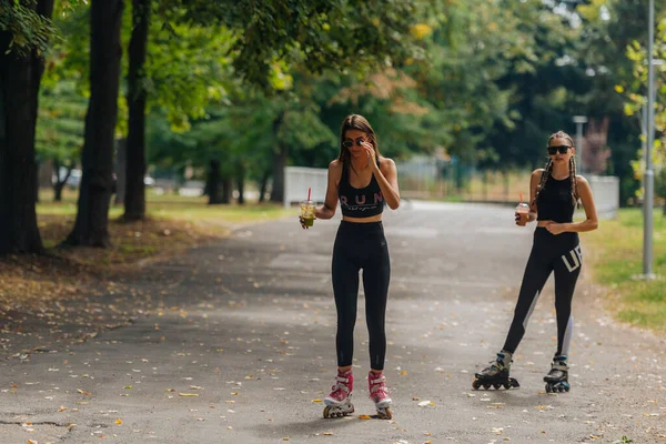 Duas Mulheres Sportswear Patinagem Parque Tempo Ensolarado — Fotografia de Stock