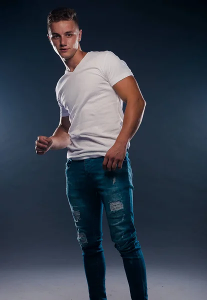 Porträtt Ung Attraktiv Man Klädd Blå Slet Jeans Och Sneakers — Stockfoto