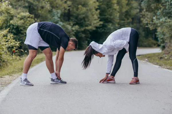 Άνδρες Και Γυναίκες Αθλητές Ετοιμάζονται Για Μαραθώνιο Τρέξιμο Προπόνηση Υγιεινός — Φωτογραφία Αρχείου