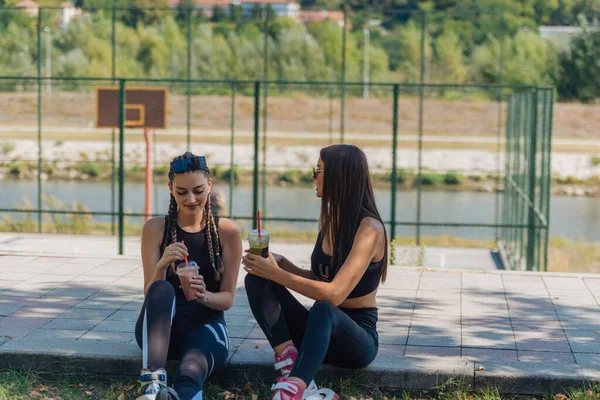 Zwei Mädchen Sitzen Einem Park Während Sie Eine Pause Vom — Stockfoto