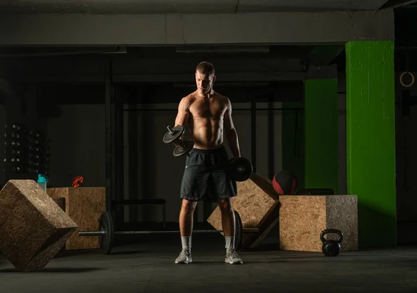 Jovem Fisiculturista Formação Dumbbell Alternar Bíceps Curl Casa Ginásio — Fotografia de Stock