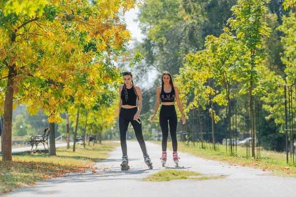 Retrato Corpo Inteiro Atletas Felizes Patinando Parque Dia Ensolarado — Fotografia de Stock