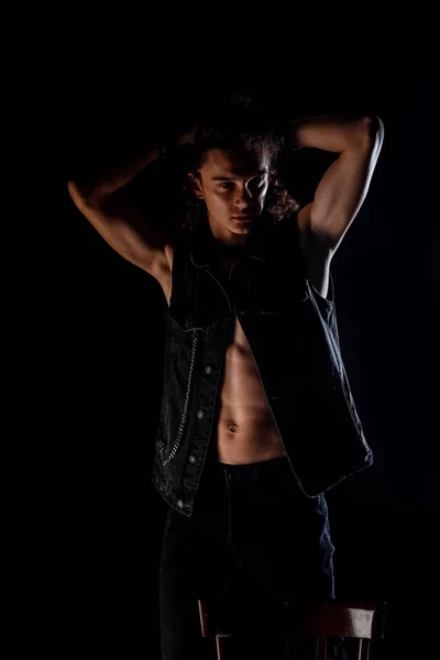 黒壁に隔離された魅力的な男性パンクモデルのボディショット — ストック写真