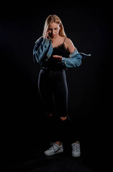 Estúdio Retrato Moda Uma Menina Moderna Vestindo Calças Jeans Elegantes — Fotografia de Stock