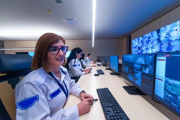 Operador Técnico Trabalha Sua Estação Trabalho Com Vários Monitores Enquanto — Fotografia de Stock