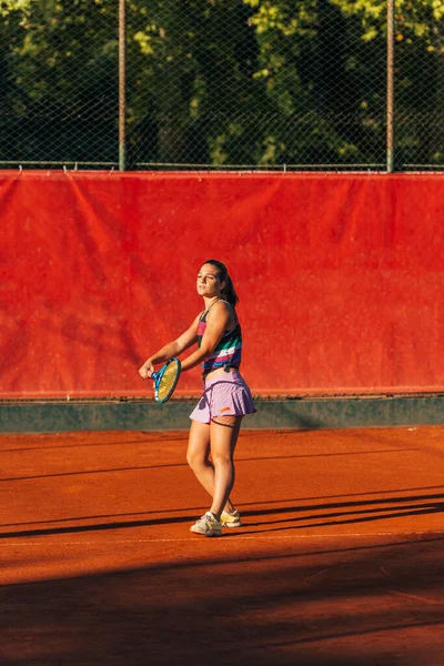 Güneşli Bir Günde Raketli Güzel Bir Bayan Tenis Oynuyor — Stok fotoğraf