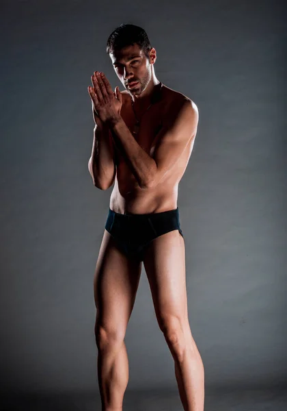 一个性感的半裸男人穿着黑色内裤摆姿势的照片 — 图库照片