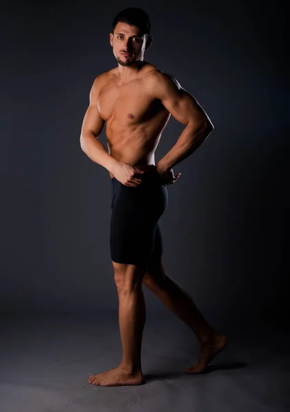 Retrato Atractivo Hombre Musculoso Posando Semidesnudo — Foto de Stock