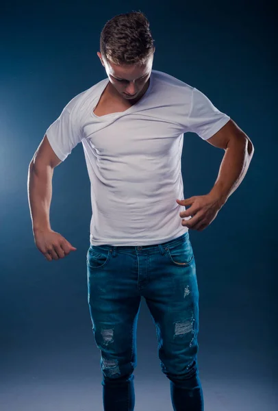 Full Body Shot Atrakcyjny Mężczyzna Model Pozowanie Nowoczesnym Stylu Ubrania — Zdjęcie stockowe