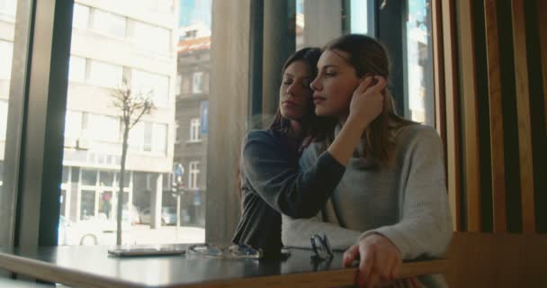 Fiatal Női Pár Kávézóban — Stock videók