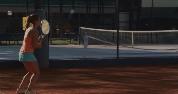 Joven Tenista Practicando Día Soleado — Vídeos de Stock