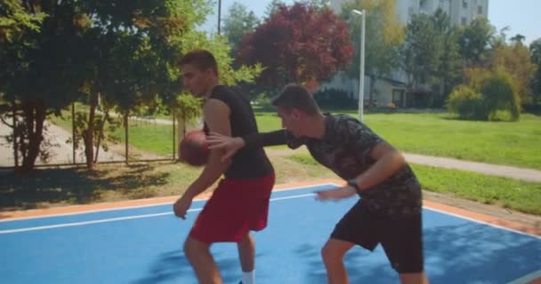 Quattro Giovani Amici Che Giocano Basket Una Giornata Sole — Video Stock