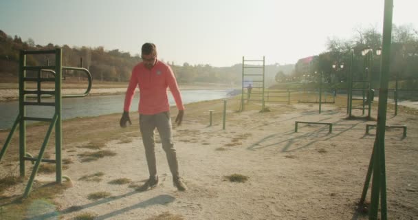 Uomo Anziano Che Sport Nel Parco Nella Giornata Sole — Video Stock