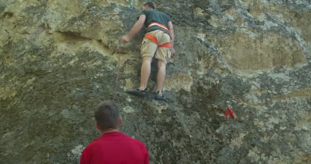 天気の良い日に岩に登る男 — ストック動画