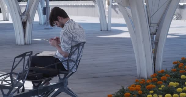 Joven Hombre Negocios Guapo Trabajando Aire Libre — Vídeos de Stock