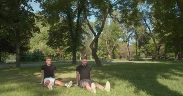 Jeune Homme Préparant Pratiquer Yoga Travers Application — Video