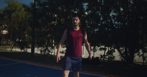 Quatro Jovens Amigos Jogando Basquete Dia Ensolarado — Vídeo de Stock