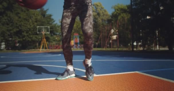 Jeune Amateur Basket Ball Faisant Des Dribbles Caméra Déplace Comme — Video