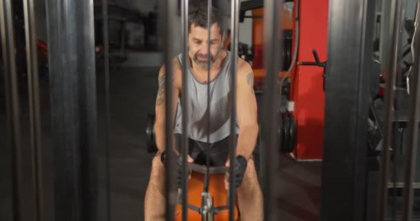 Senior Man Tyngdlyftning Lokal Inomhus Gym — Stockvideo
