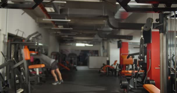 Vuxen Man Som Tränar Ett Gym Inomhus — Stockvideo