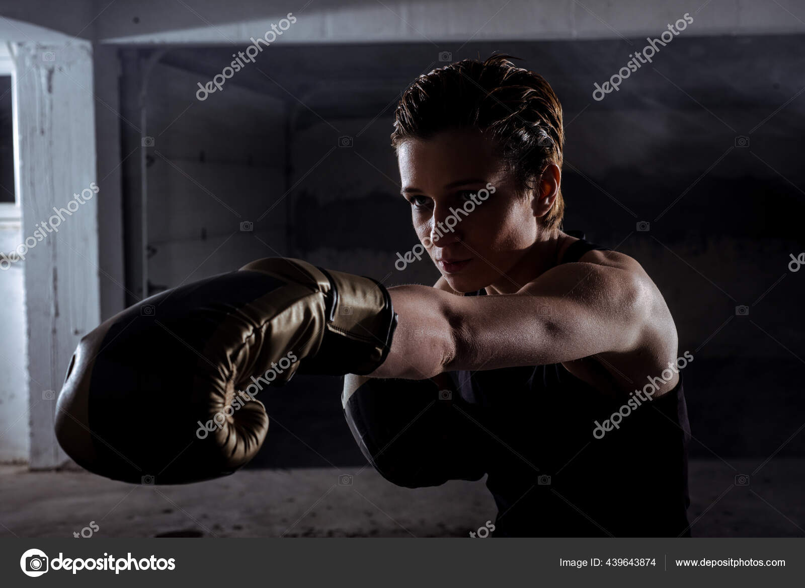 Vista Lateral Una Silueta Mujer Luchadora Perforando Con Guantes Boxeo