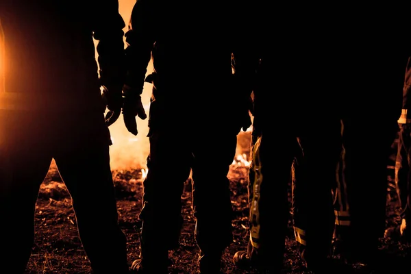 Bomberos Preparándose Durante Una Intervención Contra Incendios —  Fotos de Stock