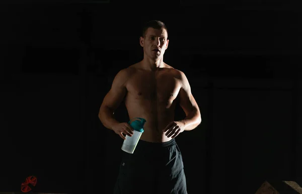 Σκούρα Αντίθεση Εικόνα Του Όμορφος Νεαρός Bodybuilder Πόσιμο Νερό Από — Φωτογραφία Αρχείου