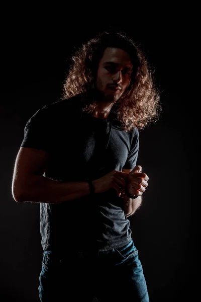 Pemuda Tampan Berpose Mengenakan Kaos Hitam Dan Celana Denim Biru — Stok Foto