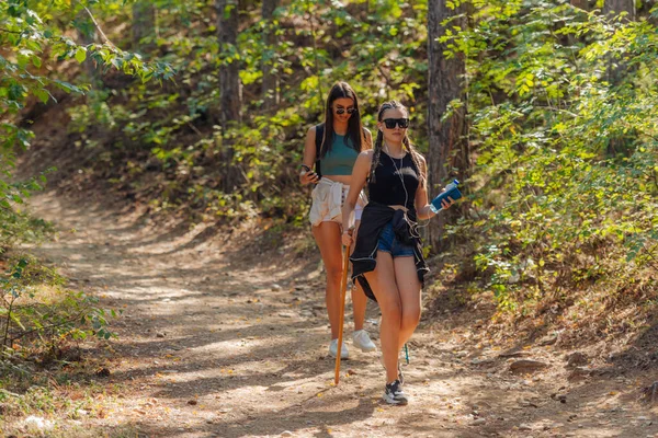 Irmãs Caminhando Por Belas Florestas Enquanto Vestem Uma Mochila Desfrutam — Fotografia de Stock