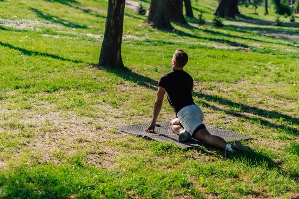 Gesunder Junger Mann Beim Aufwärmen Auf Einer Fitnessmatte — Stockfoto