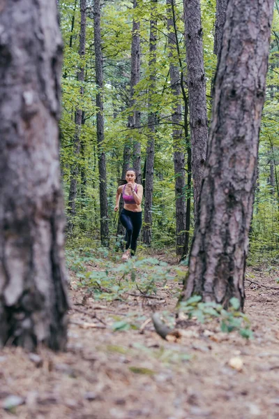 Jong Kaukasisch Meisje Joggen Het Bos Gezien Van Verre — Stockfoto