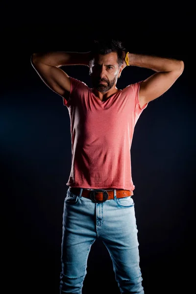 Bonito Macho Com Cabelo Loiro Olhando Para Câmera Com Sorriso — Fotografia de Stock