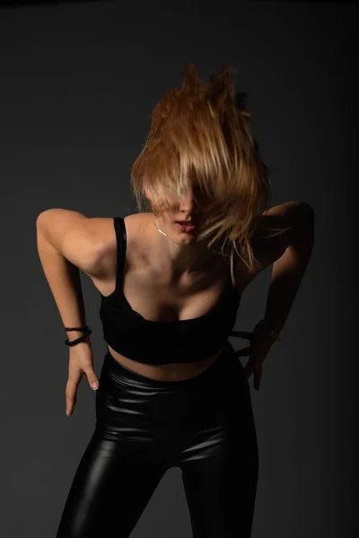 Σέξι Ξανθιά Δερμάτινο Μαύρο Παντελόνι Που Τρελαίνεται — Φωτογραφία Αρχείου