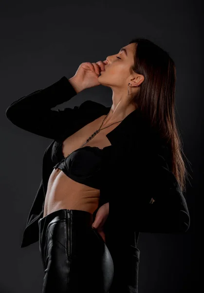 Portrait Beautiful Stylish Woman Posing Black Background — Stock Photo, Image