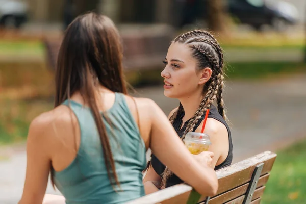 Due Ragazze Sedute Una Panchina Parco Che Parlano Una Giornata — Foto Stock