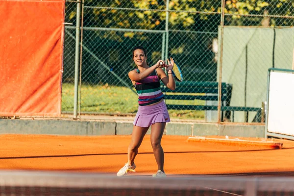 Genç Fit Bir Kadın Sabahın Erken Saatlerinde Turuncu Bir Tenis — Stok fotoğraf