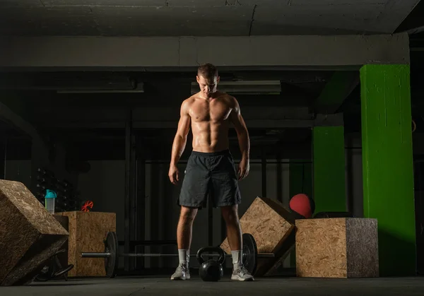 Teljes Hosszúságú Fénykép Egy Jóképű Férfiról Meztelen Felsőtesttel Amint Kettlebell — Stock Fotó