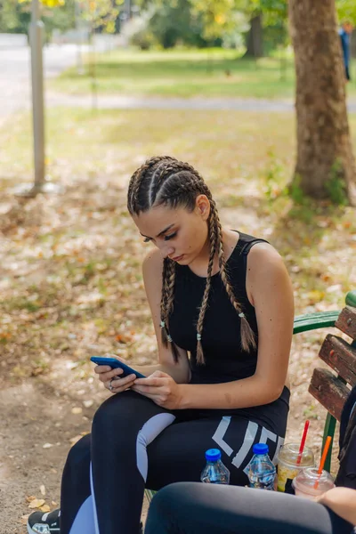 Donne Attraenti Calde Che Sorridono Strisciano Sui Loro Telefoni Mentre — Foto Stock