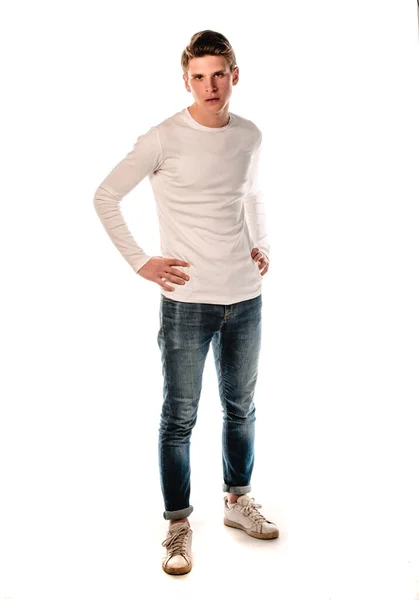 Studiokörperaufnahme Eines Trendigen Jungen Mannes Modernen Langarmshirt — Stockfoto