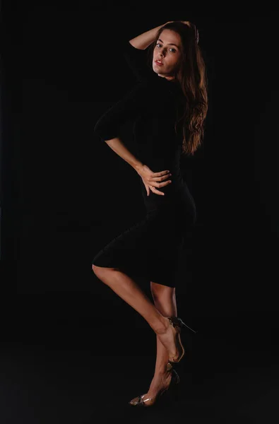 Портрет Молодої Жінки Одягненої Коротку Спідницю Чорні Високі Підбори — стокове фото