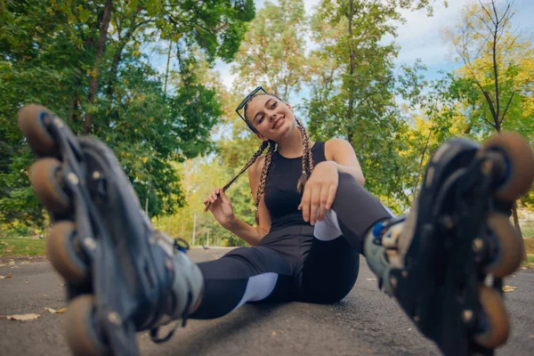 Sorprendente Giovane Donna Con Trecce Posa Sui Pattini Rotelle Mentre — Foto Stock