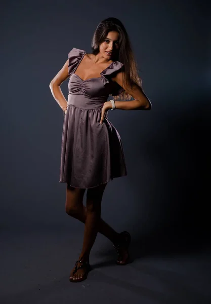 Portret Van Een Aantrekkelijke Stijlvolle Vrouw Poseren Slip Rok Tegen — Stockfoto
