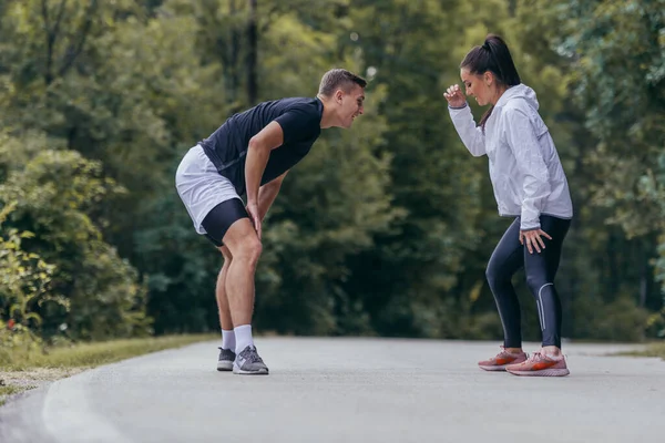 マラソン ランニング ワークアウトの準備をする男性と女性の選手 健康的なライフスタイルのコンセプト — ストック写真