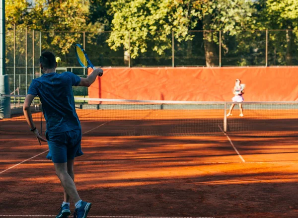 Visszapillantás Egy Teniszező Kész Szolgálni Salakos Pályán Visel Kék Sportruházat — Stock Fotó