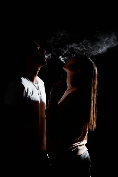 Sensual Elegante Pareja Amorosa Usando Ropa Estilo Moderno Fumar Cigarrillos — Foto de Stock